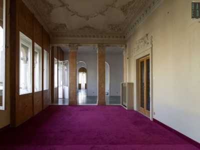 ...ma basta spostarci nella stanza principale per ritrovare il regale stile originario del palazzo. Un ampio salone rettangolare...